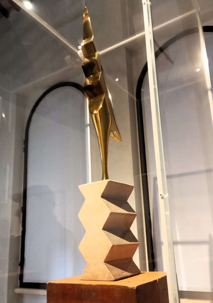 immagine per Constantin Brancusi - Le Coq - Il Gallo 1935 - bronzo lucidato su base in pietra e legno