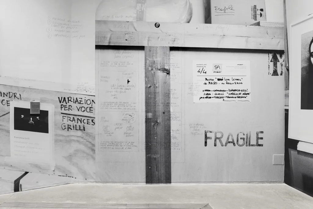 immagine per RETROFUTURO. Appunti per una collezione Museo per l’Immaginazione Preventiva, MACRO 2021 – 2024 Giulia Crispiani, Il futuro era ieri, 2020. Mixed media. Courtesy l’artista.
Sulle pareti: Giovanna Silva, Catabasi, 2020. Stampa su pvc. Courtesy l’artista. MACRO 2021.
Ph. Agnese Bedini e Melania Dalle Grave, DSL Studio.