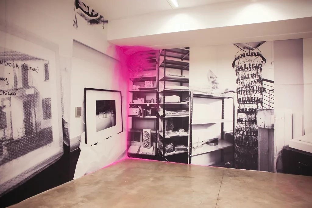 immagine per RETROFUTURO. Appunti per una collezione Museo per l’Immaginazione Preventiva, MACRO 2021 – 2024 Parasite 2.0, Fuzzy Architecture #3, 2021. Performance, installazione site-specific, pigmento biodegradabile, colla spray. Courtesy gli artisti. MACRO 2021.
Ph. Stefano Colombo, Parasite 2.0.