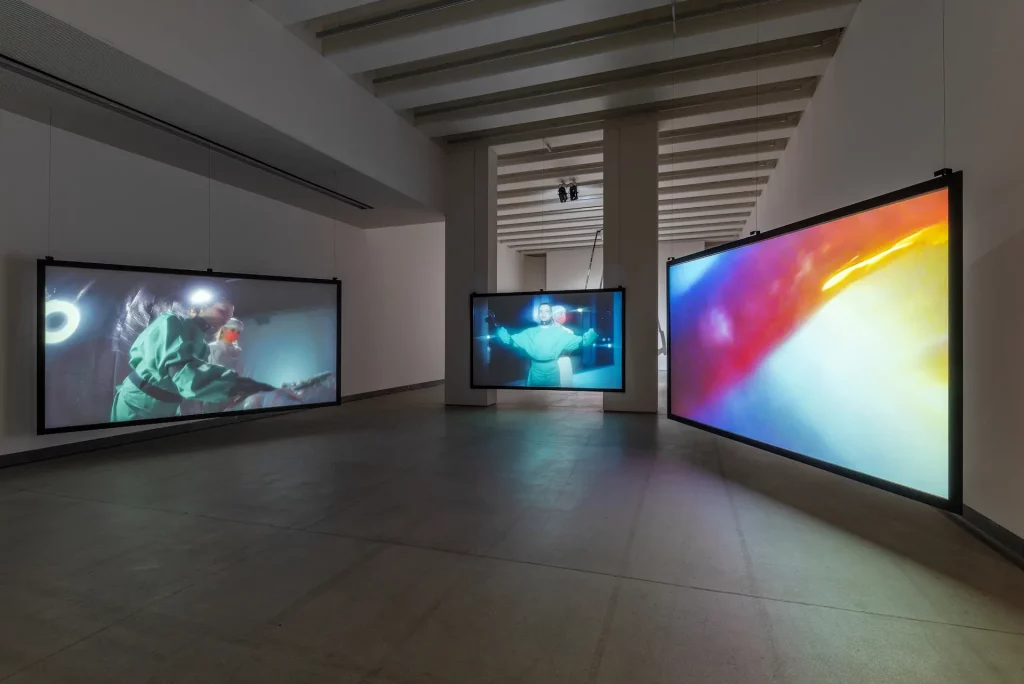 immagine per Agnes Questionmark Opera Medica, 2024 Video a 3 canali, 9’ Courtesy Associazione Culturale Dello Scompiglio Ph Leonardo Morfini