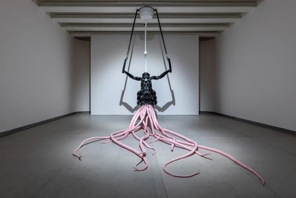 immagine per Agnes Questionmark Nexaris, 2024 Jesmonite, silicone, pittura acrilica, ferro e sound design Dimensioni: 900 cm x 480 cm x 640 cm di altezza Courtesy Associazione Culturale Dello Scompiglio Ph Leonardo Morfini