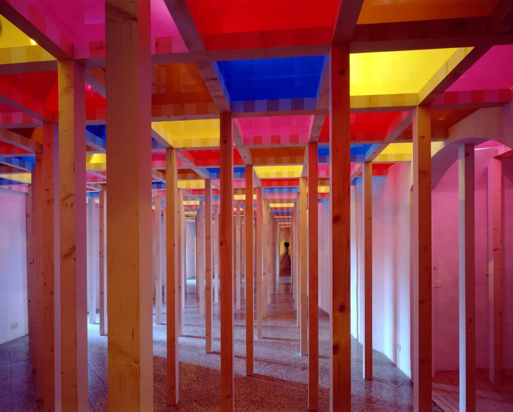 immagine per Photo-souvenir : Il Soffitto Arlecchino / Griglia per cinque colori, travail in situ, Galleria Continua, San Gimignano, 2003. Détail © DB – SIAE Roma