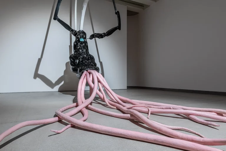 immagine per Agnes Questionmark Nexaris, 2024 Jesmonite, silicone, pittura acrilica, ferro e sound design Dimensioni: 900 cm x 480 cm x 640 cm di altezza Courtesy Associazione Culturale Dello Scompiglio Ph Leonardo Morfini