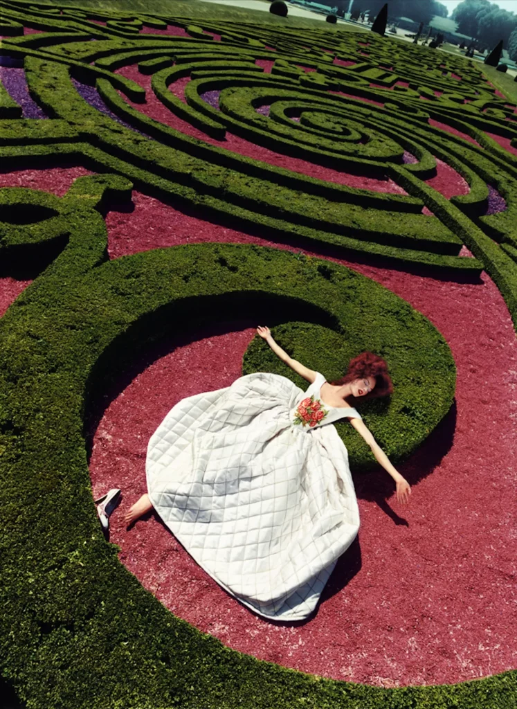 immagine per David LaChapelle, Collapse in a Garden, Paris, 1995-©David LaChapelle