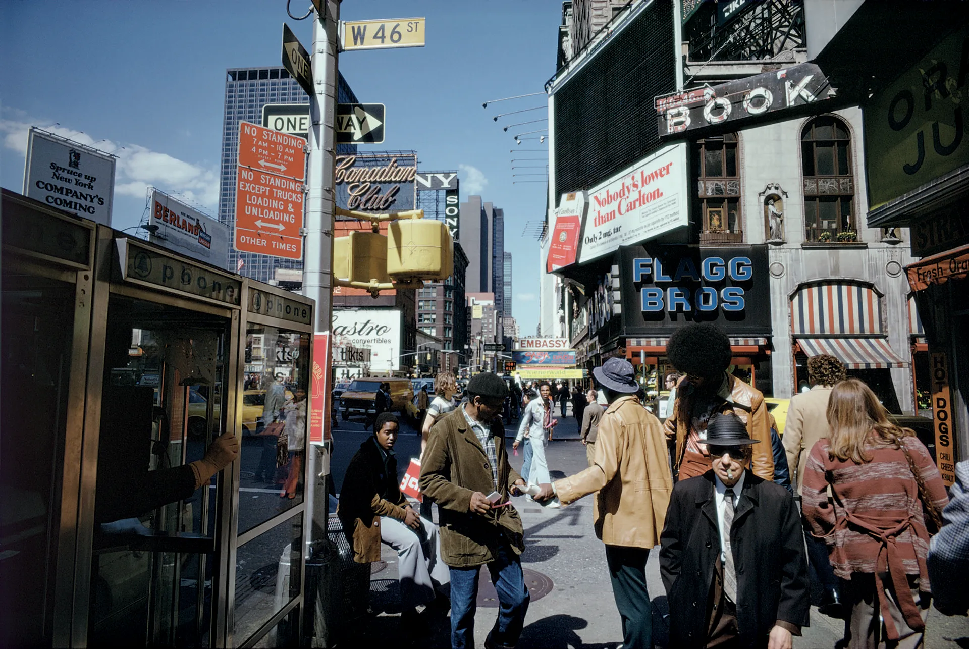 immagine per © Joel Meyerowitz, New York City, West 46th Street and Broadway, 1976