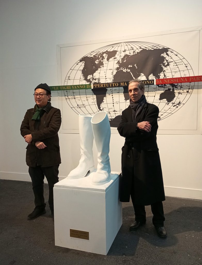 immagine per H.H. Lim a sin. e Felice Levini a ds. Le tigri vanno dappertutto ma non sono da nessuna parte - 2016