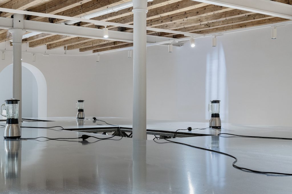 immagin eper Giovanni Termini, La Promessa del Vuoto, 2025, palco in ferro zincato e frullatori, dimensioni variabili. Installation view La promessa del vuoto, Fondazione Pastificio Cerere 2025. Courtesy Fondazione Pas