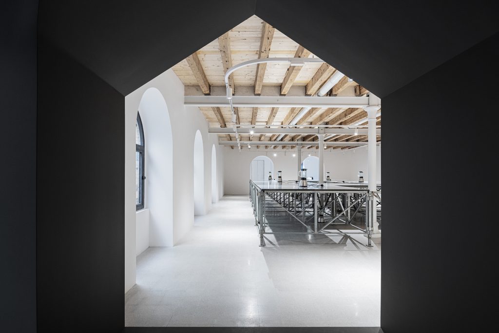 immagine per Giovanni Termini, La Promessa del Vuoto, 2025, palco in ferro zincato e frullatori, dimensioni variabili. Installation view La promessa del vuoto, Fondazione Pastificio Cerere 2025. Courtesy Fondazione Pas