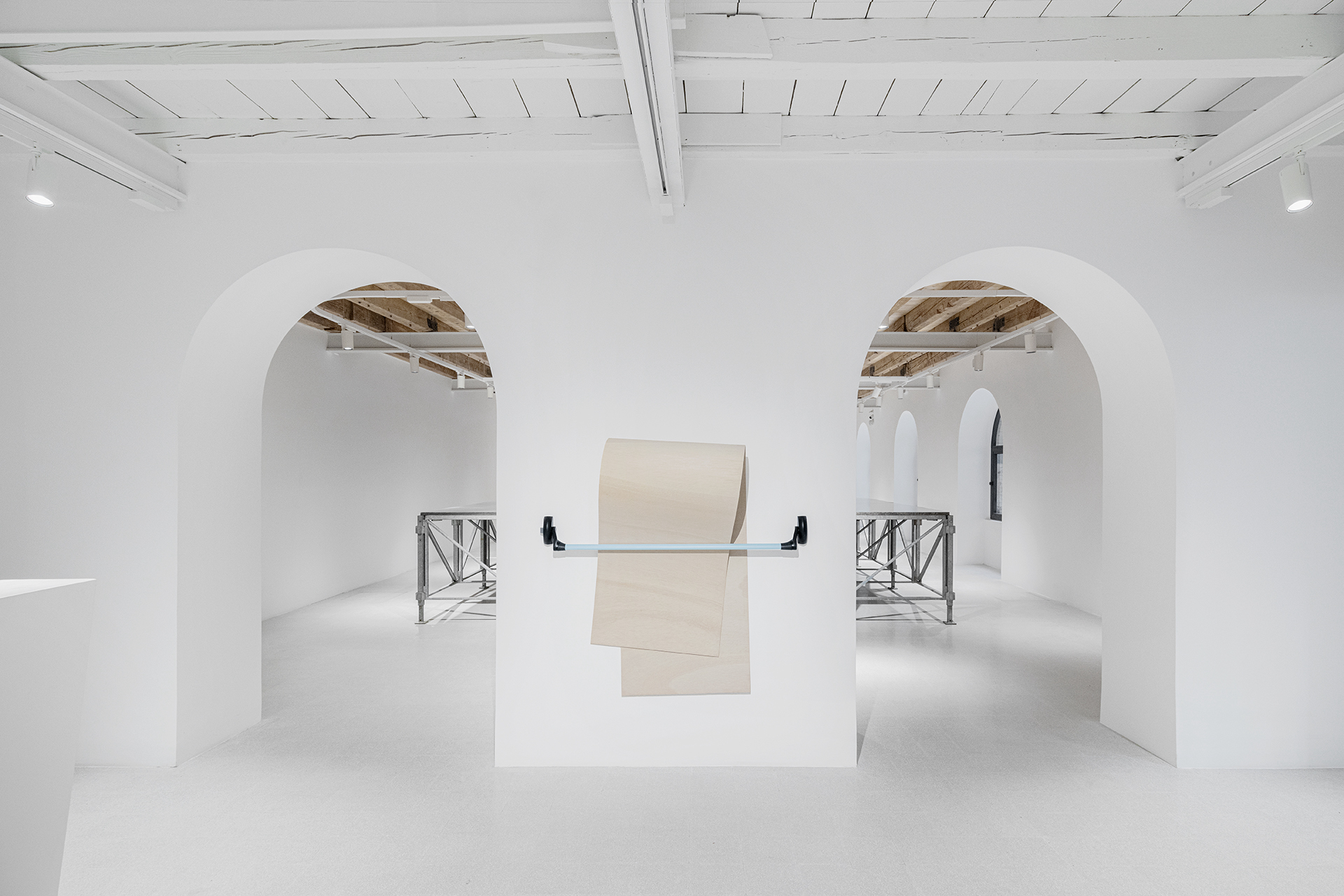 immagine per Giovanni Termini, La Disciplina delle Eccezioni, 2025, maniglia antipanico e legno, dimensioni variali. Installation view La promessa del vuoto, Fondazione Pastificio Cerere 2025. Courtesy Fondazione Pasti