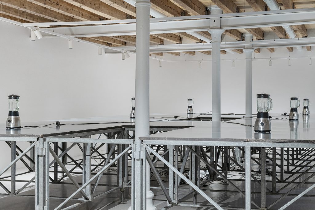 immagine per Giovanni Termini, La Promessa del Vuoto, 2025, palco in ferro zincato e frullatori, dimensioni variabili. Installation view La promessa del vuoto, Fondazione Pastificio Cerere 2025. Courtesy Fondazione Pas