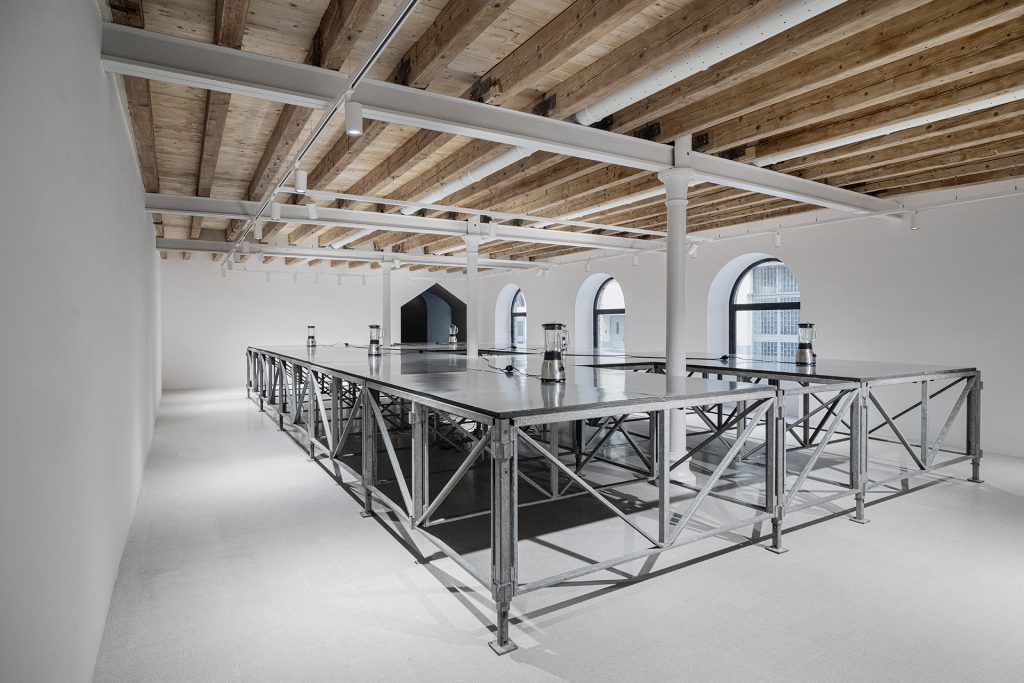 immagine per Giovanni Termini, La Promessa del Vuoto, 2025, palco in ferro zincato e frullatori, dimensioni variabili. Installation view La promessa del vuoto, Fondazione Pastificio Cerere 2025. Courtesy Fondazione Past