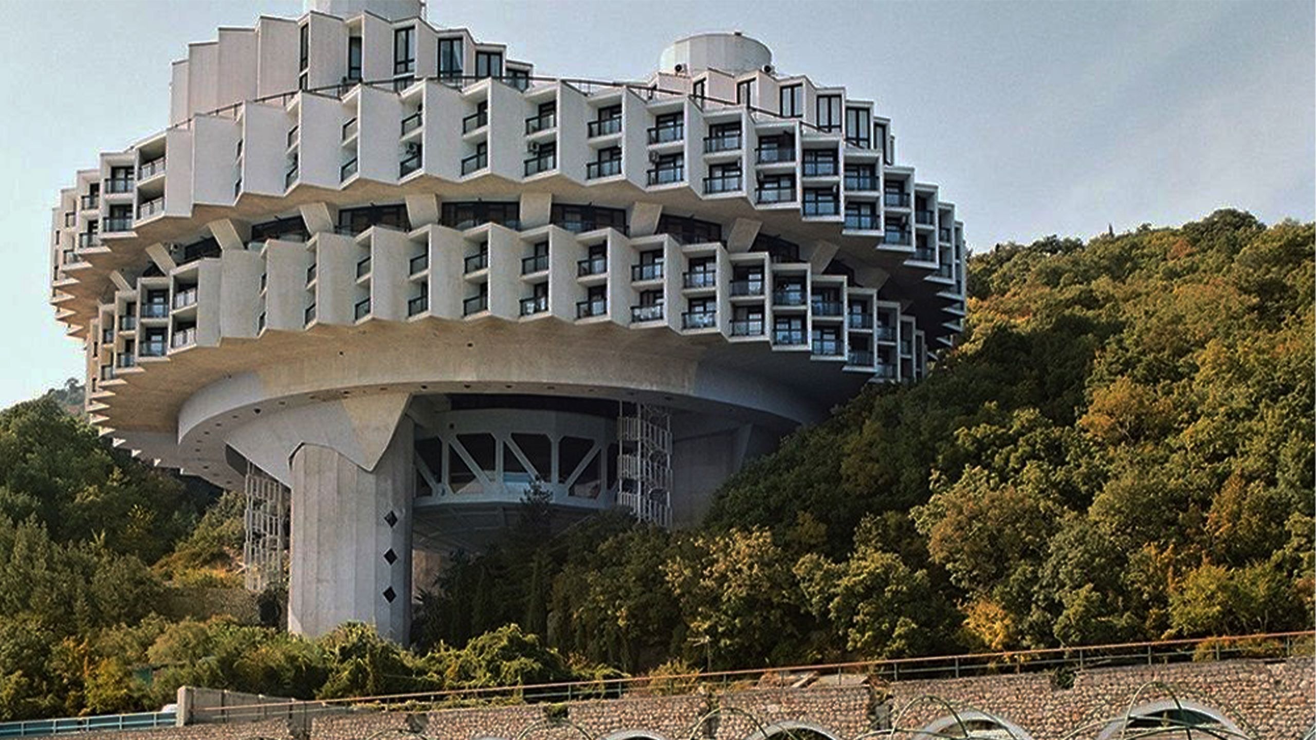 immagine per BRUTALISMO - Sanatorio Druzhba, Yalta, 1985 -di Kurortproekt Institute sotto la guida di IA Vasilevsky