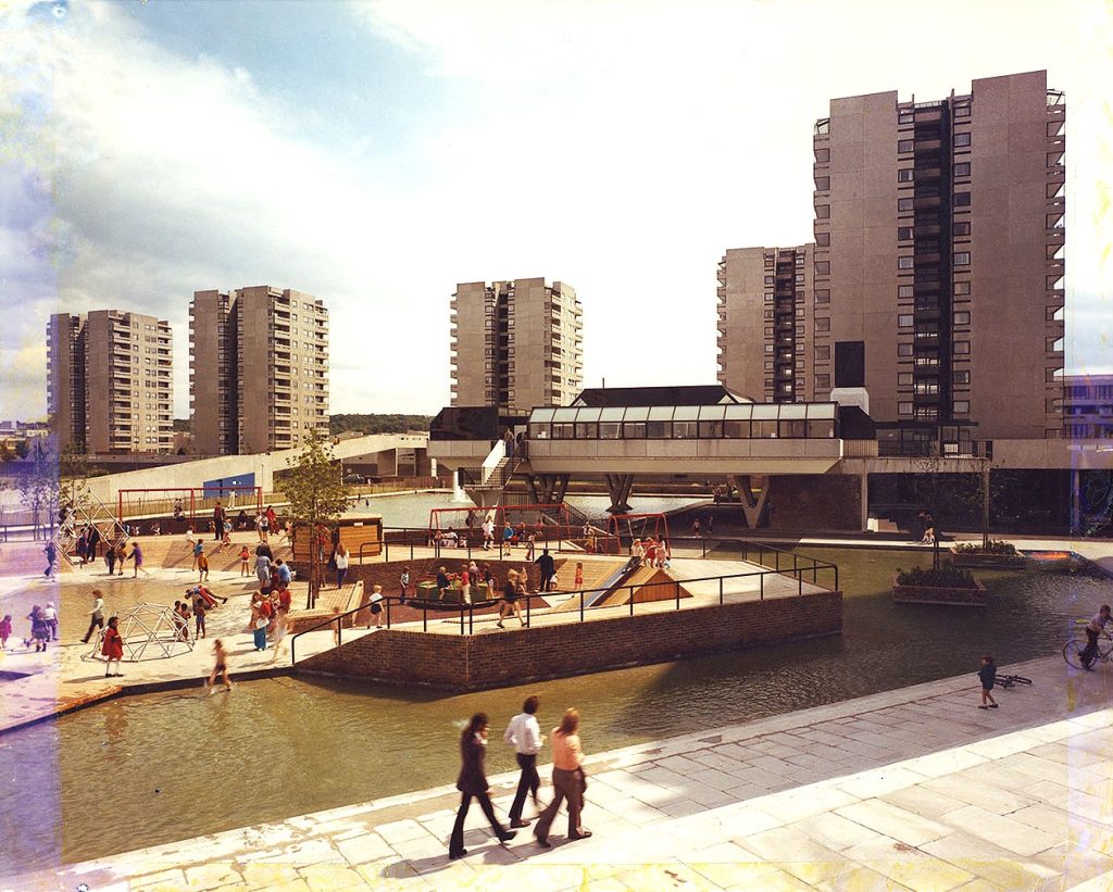 immagine per BRUTALISMO - Thamesmead, unità abitativa, sud-est di Londra, metà degli anni '60