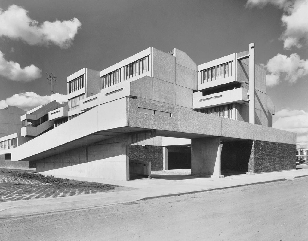immagine per BRUTALISMO - Thamesmead, unità abitativa, sud-est di Londra, metà degli anni '60 -ph. di repertorio, anni '70