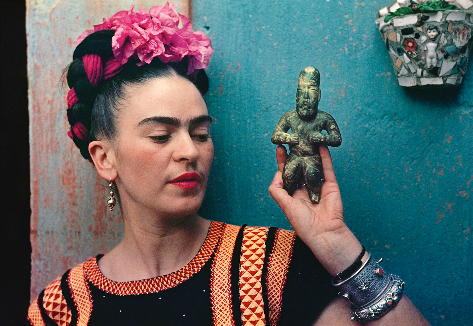 immagine per Frida with Olmeca Figurine, Coyoacán, 1939. Carbon process print. Nickolas Muray