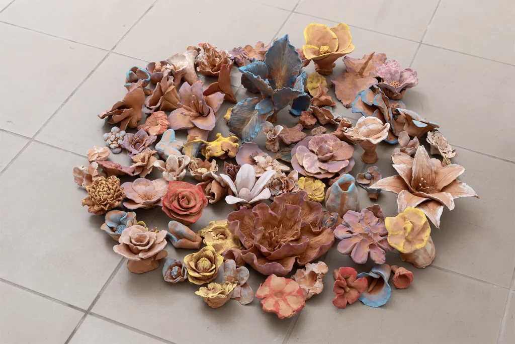 immagine per Affiorare, 2023, ceramic, 85x75x90 cm, photo Eleonora Cerri Pecorella