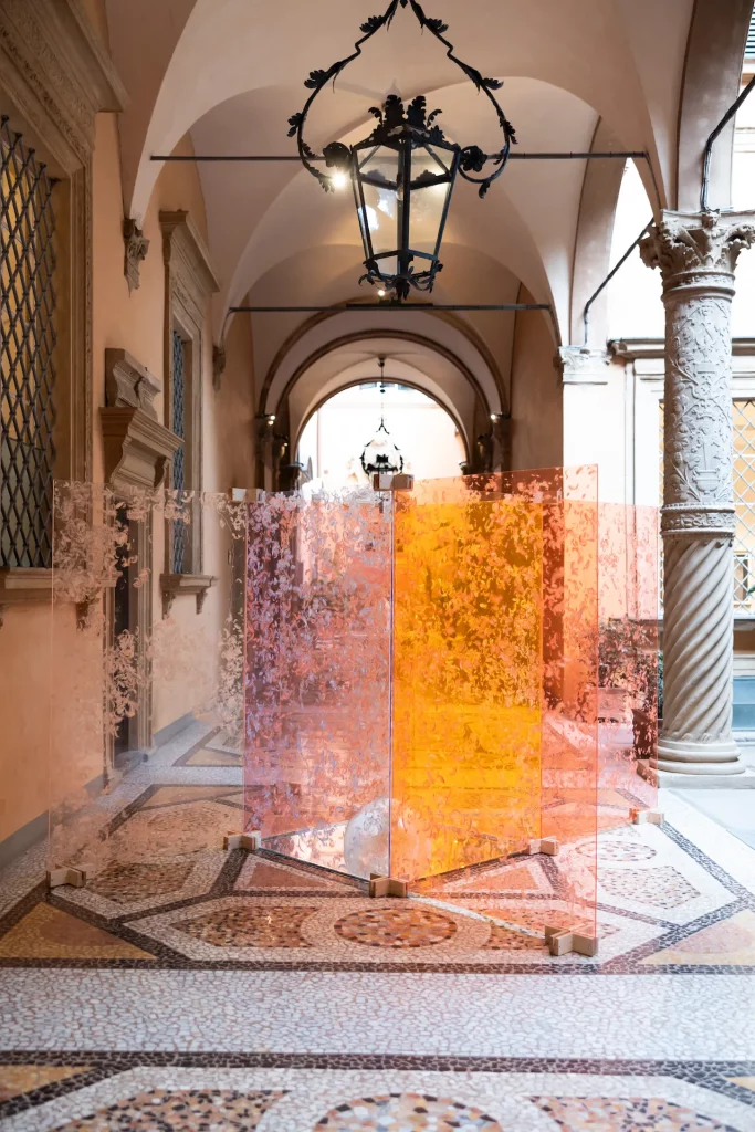 immagine per Arie per Palazzo Boncompagni, 2024, 8 lastre in plexiglass, piume, 360 x 120 x 220 cm. Marcela Ferreira