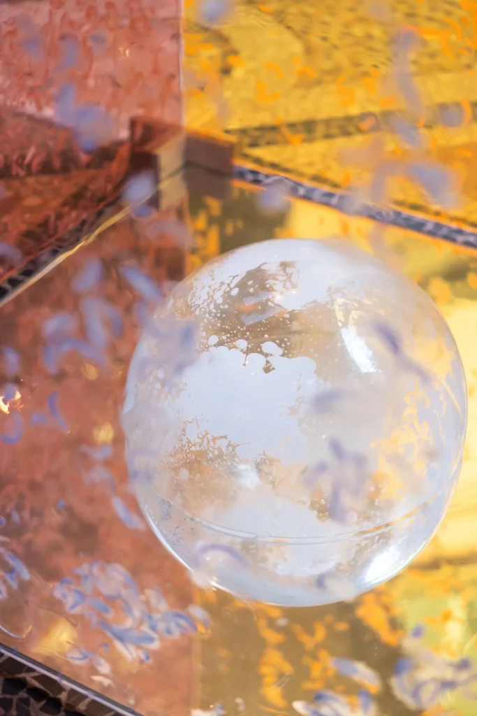 immagine per Arie per Palazzo Boncompagni, 2024, 8 lastre in plexiglass, piume, 360 x 120 x 220 cm. Marcela Ferreira