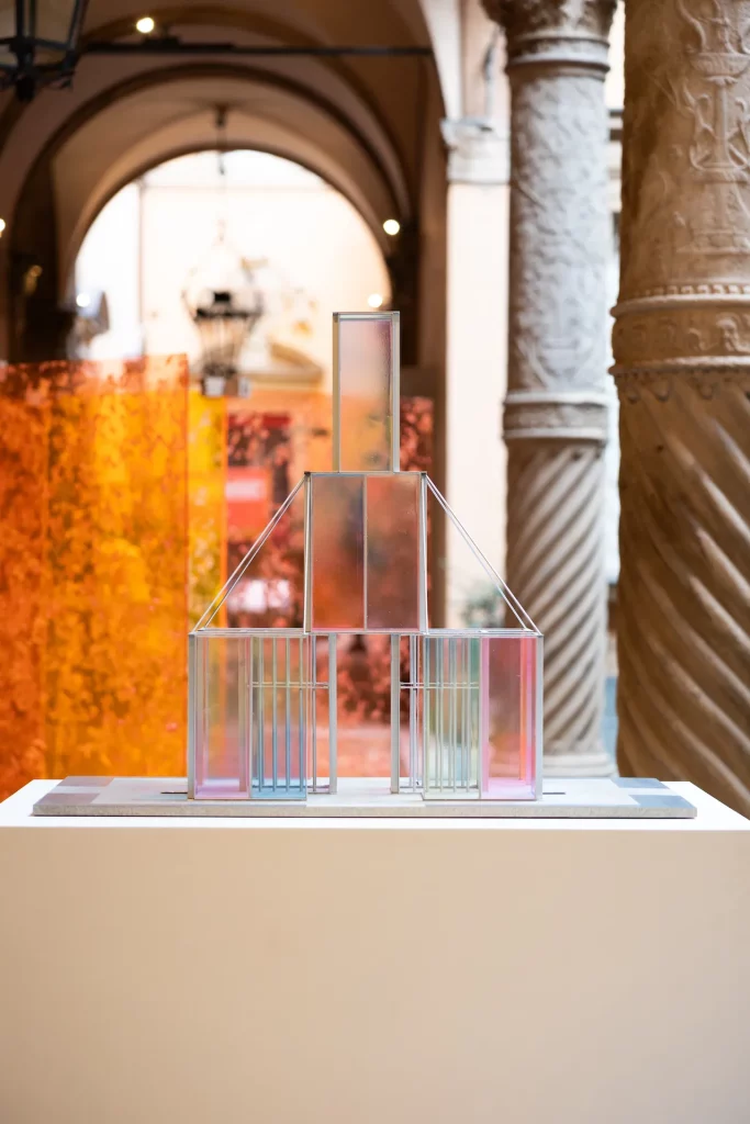 immagine per Scultura modello Compagni e Angeli, 2023, metacrilato verniciato e alluminio, 93 x122 x 52 cm. Marcela Ferreira