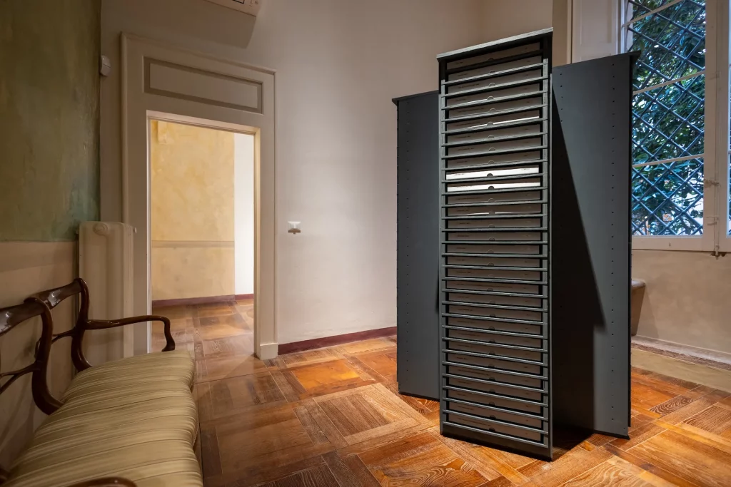 immagine per Archivio, RWD-FWD , 2023-2025, composto da quattro elementi in legno con scatole conservative e fotografie conservative, 200 x 100 x100 cm. Marcela Ferreira