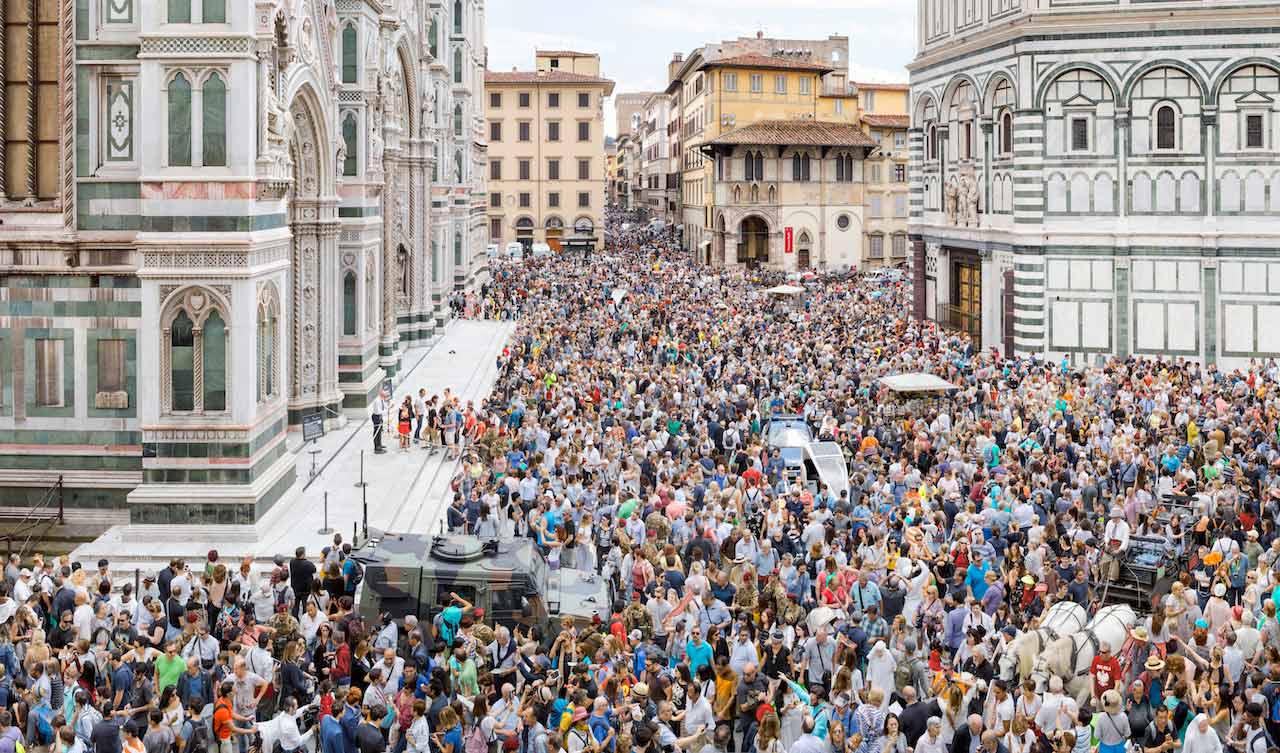 immagine per Alessandro Toscano. Progetto Overtourism - Piazza Duomo, Firenze. https://www.alessandrotoscano.com/overtourism