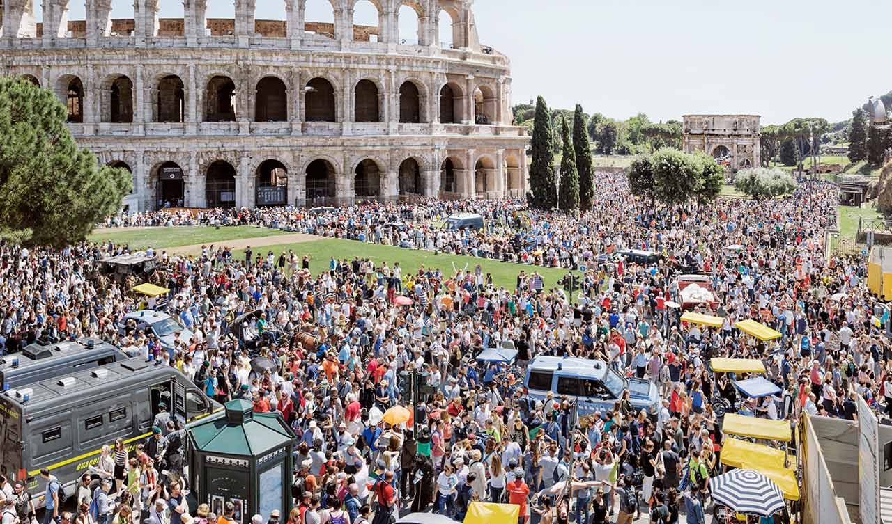 immagine epr Alessandro Toscano. Progetto Overtourism - Colosseo, Roma. https://www.alessandrotoscano.com/overtourismAlessandro Toscano. Progetto Overtourism - Colosseo, Roma. https://www.alessandrotoscano.com/overtourism