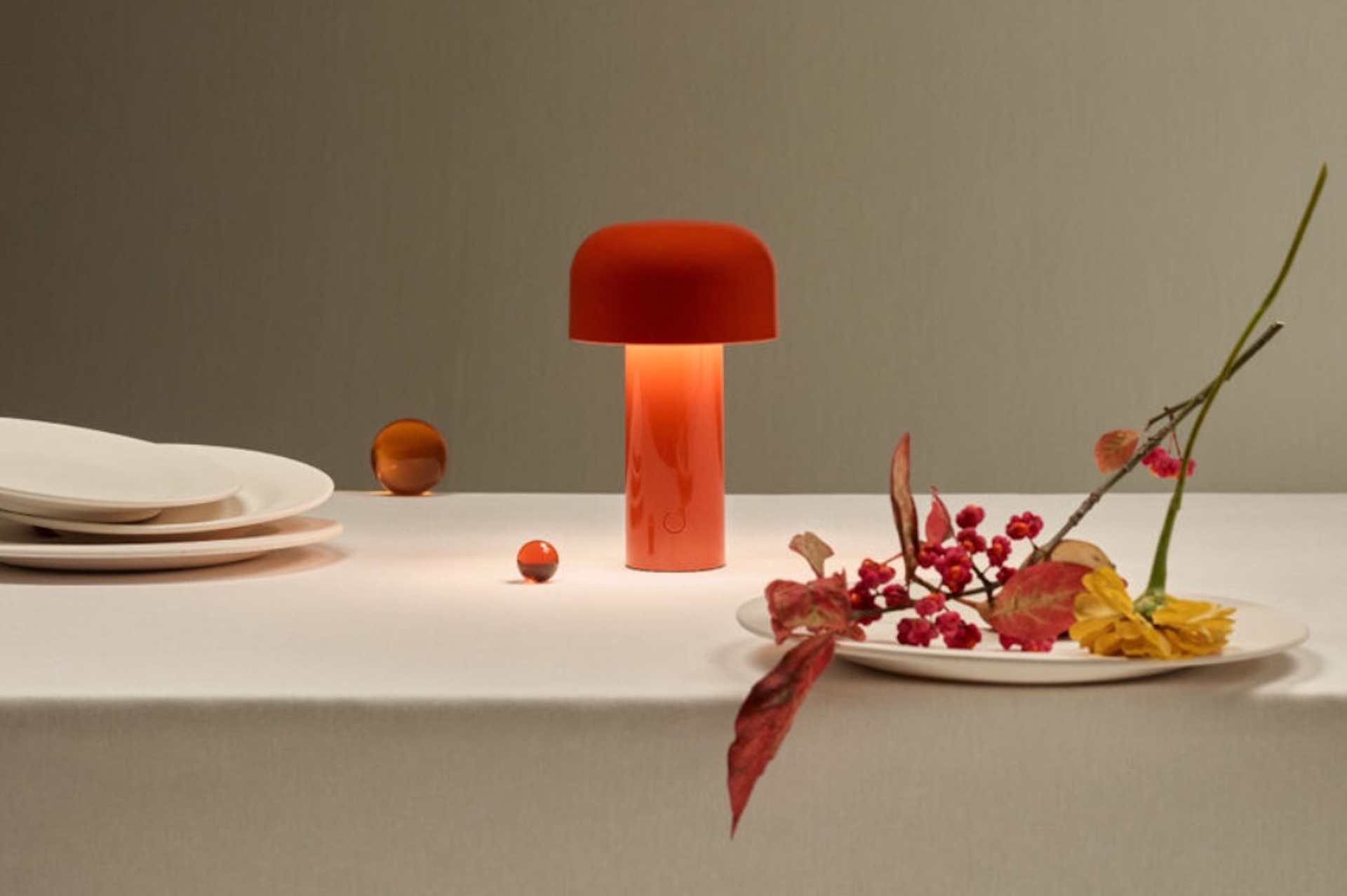 immagien per Bellhop, lampada portatile per Flos. Design Edward Barber and Jay Osgerby, 2018
