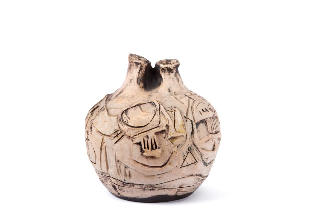 immagine per Emilio Scanavino, Vaso, 1953, terracotta ingobbiata e grafita ad alto rilievo, h. 23 x 22,5 cm.