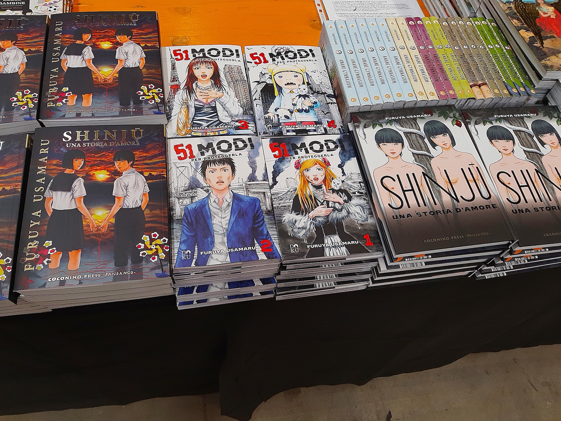 immagine per Furuya Usamaru Volumi esposti nello stand della Coconino Press