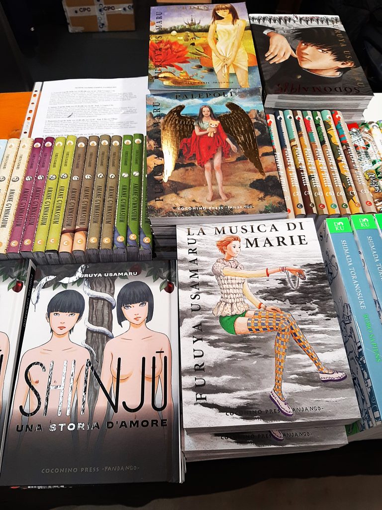 immagine per Furuya Usamaru Volumi esposti nello stand della Coconino Press