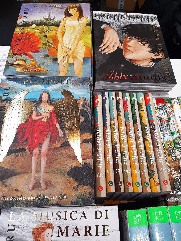 immagine per Furuya Usamaru Volumi esposti nello stand della Coconino Press