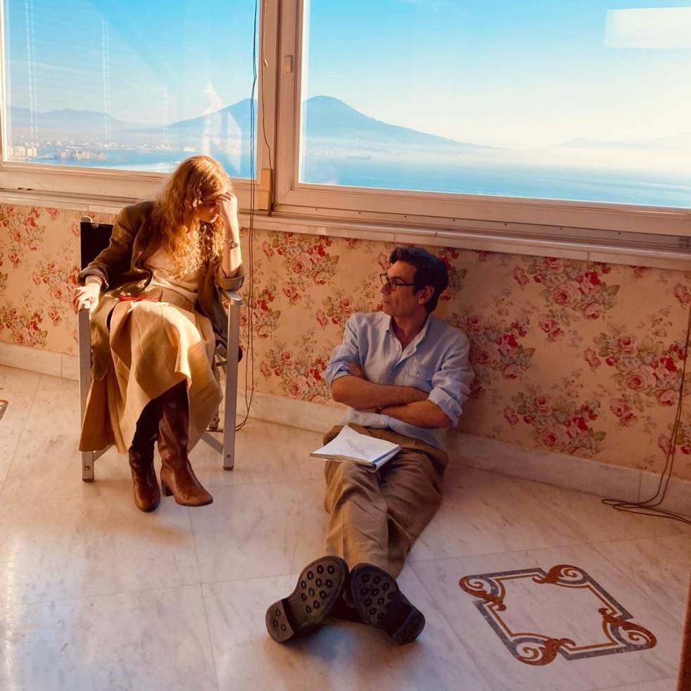 immagine per Alba Rohrwacher e Fabrizio Gifuni nella casa di via Petrarca con vista sul Golfo di Napoli sul set di L’Amica geniale. 4. Regia: Laura Bispuri. Produzione: Fandango, The Apartment, Fremantle Italy, Wildside e Mowe in collaborazione con Rai Fiction e HBO Entertainment (Italia-USA, 2024). Foto di Eduardo Castaldo