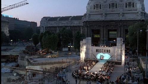immagine per La sfilata di Moschino alla Stazione centrale a Milano in Sotto il vestito niente. Regia: Carlo Vanzina. Produzione: Faso Film (Italia, 1985)