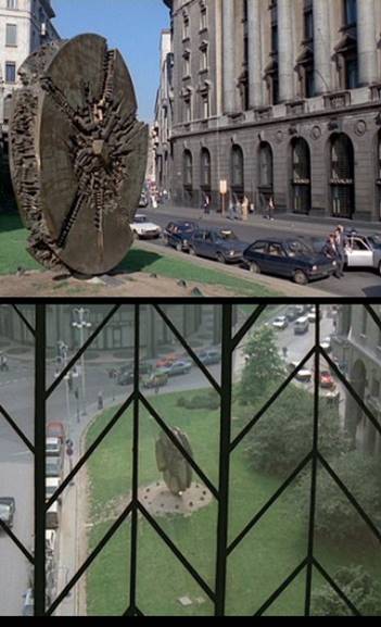 immagine per Il Disco grande di Arnaldo Pomodoro in due scene di Sotto il vestito niente. Regia: Carlo Vanzina. Produzione: Faso Film (Italia, 1985)