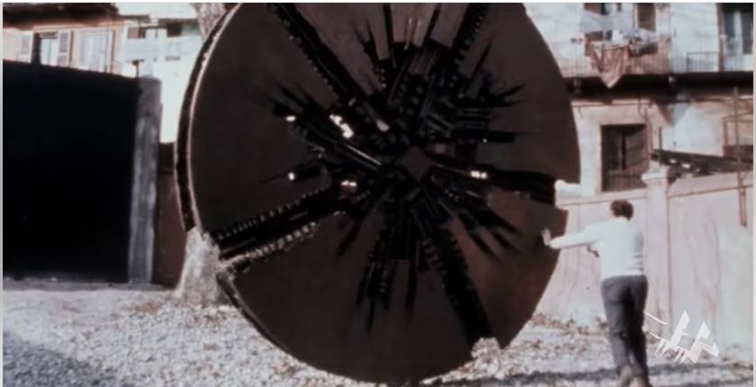 immagine per Arnaldo Pomodoro fa girare il Disco grande nel cortile del suo studio in Via Vigevano a Milano con O sole mio in sottofondo, in Shaping Negation – La forma negativa. Regia: Ugo Mulas e Francesco Leonetti. Autoprodotto (Italia 1970)