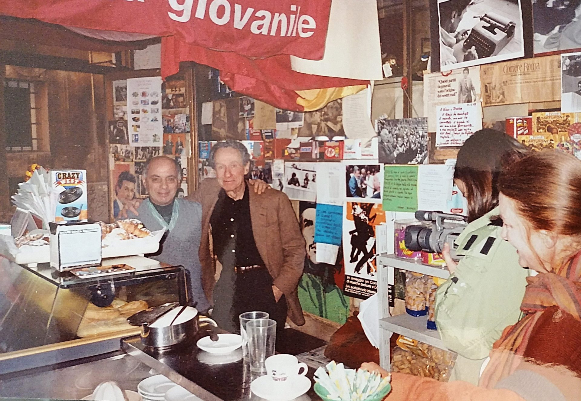 immagine per Arthur Penn in visita a Roma, a destra Michela Prodan -al bar di Verzio
