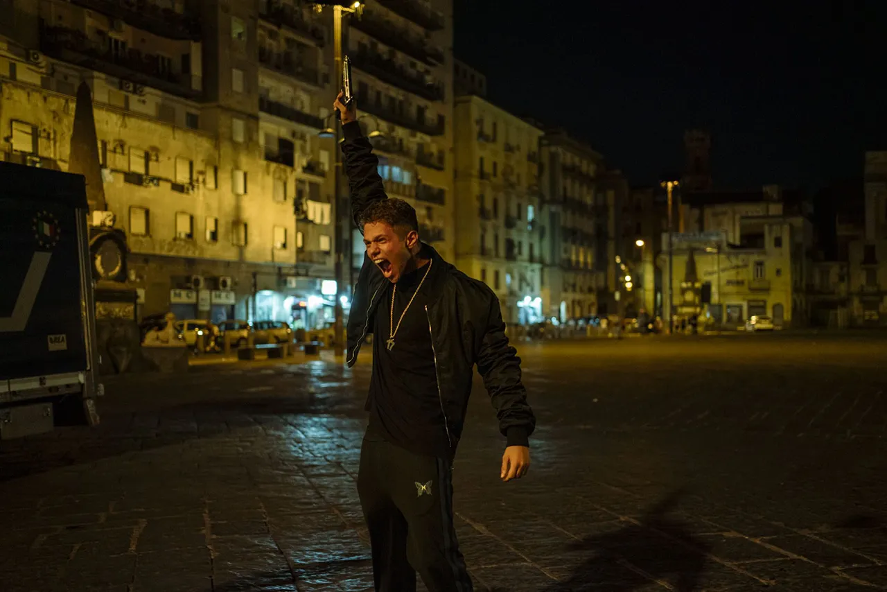 immagien per fig. 13 Piazza Mercato a Napoli in una scena di <i>Mare fuori 5 </i>. Regia: Ludovico Di Martino. Produzione: RAI Fiction, Picomedia (Italia 2024). Foto di Sabrina Cirillo.