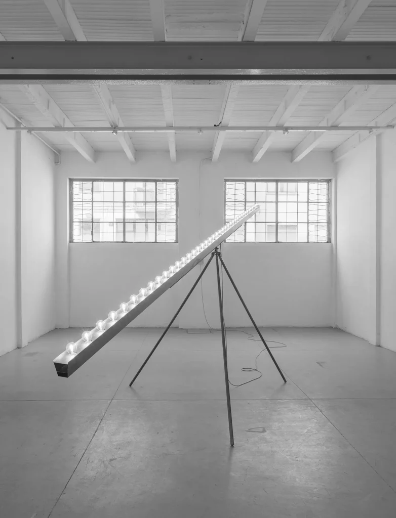 immagine per Giuseppe Gabellone, Untitled, 2018, struttura d’acciaio, lampadine, circuito elettrico, 190x180x180 cm (treppiede), 14x9x566 cm (lampada)