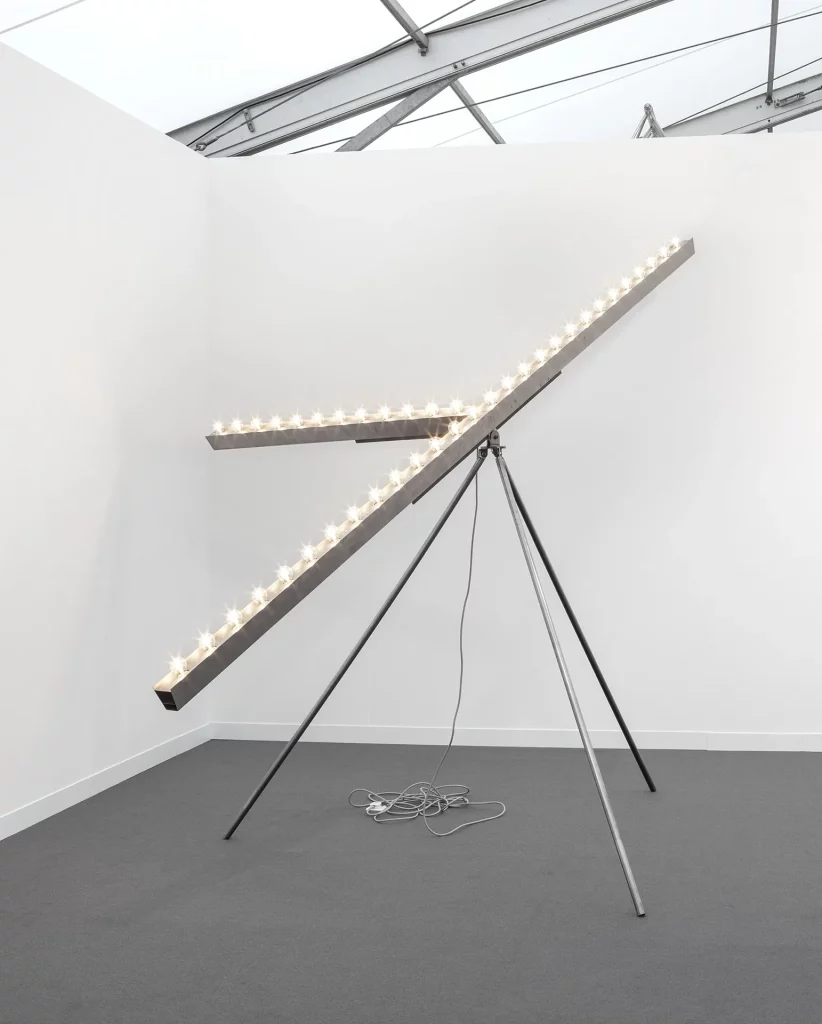 immagine per Giuseppe Gabellone, Untitled, 2018, struttura d’acciaio, lampadine, circuito elettrico, 190x180x180 cm (treppiede), 14×180x399 cm (lampada)