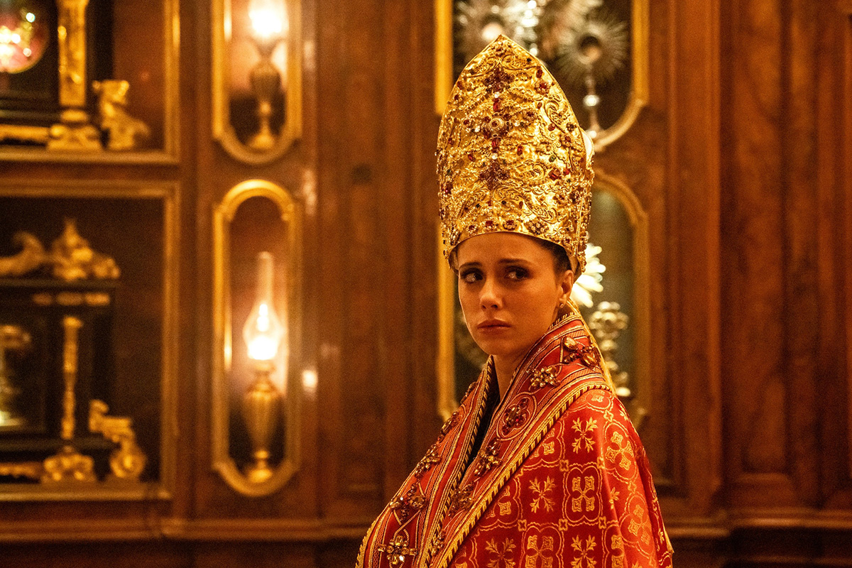 immagine per fig. 15 Celeste Dalla Porta nella Cappella del Tesoro Nuovo nella Certosa di San Martino a Napoli in Parthenope. Regia: Paolo Sorrentino. Produzione: The Apartment, Fremantle, Saint Laurent productions, Numero 10, Pathé Pictures (Italia-Francia, 2024). Foto di Gianni Fiorito