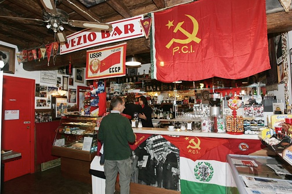 immagine per bar Vezio Bla Bla - sede originaria di V. dei Delfini 23 RM -anni '90