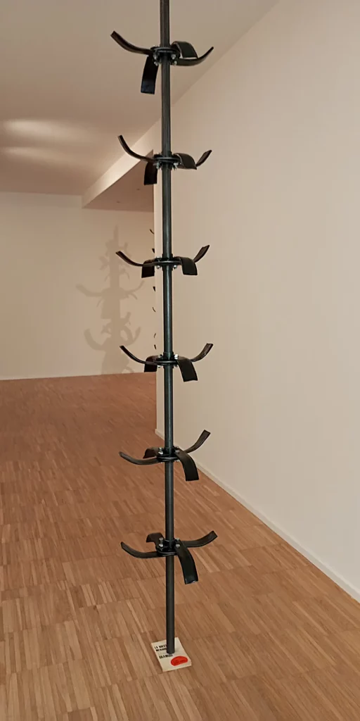 immagine per Pamela Diamante, La Questione Meridionale, 2025. Carta, ceramica e ferro, cm 300 × 30. Courtesy l’artista e Galleria Gilda Lavia, ph Giorgio Benni