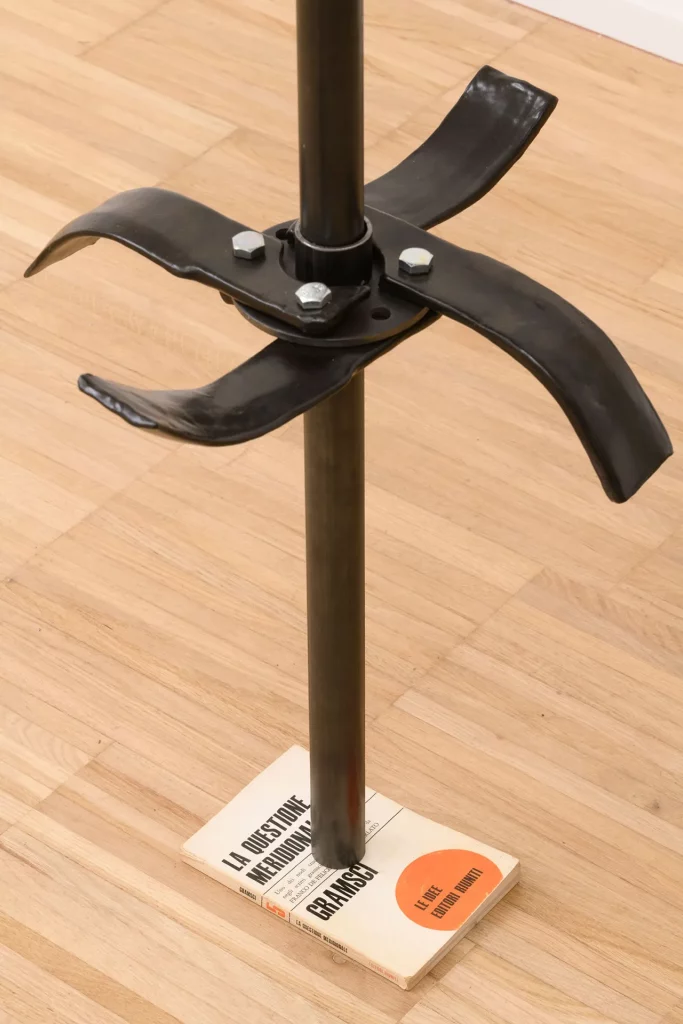 immagine per La Questione Meridionale, 2025. dettaglio - Carta, ceramica e ferro, cm 300 × 30. Courtesy l’artista e Galleria Gilda Lavia, ph Giorgio Benni