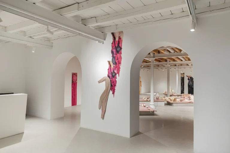 immagine per Liza Dieckwisch e Laura White, Installation view KNEAD, Fondazione Pastificio Cerere 2025. Courtesy Fondazione Pastificio Cerere. Credits: Carlo Romano.