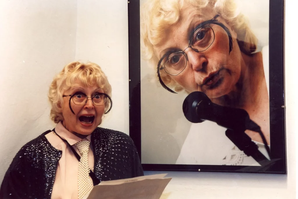 immagine per Ritratto di Tomaso Binga durante la mostra Playgraphies alla Galleria La Cuba d’Oro, 10 maggio 2001, Roma Courtesy Tomaso Binga – Archivio Tomaso Binga