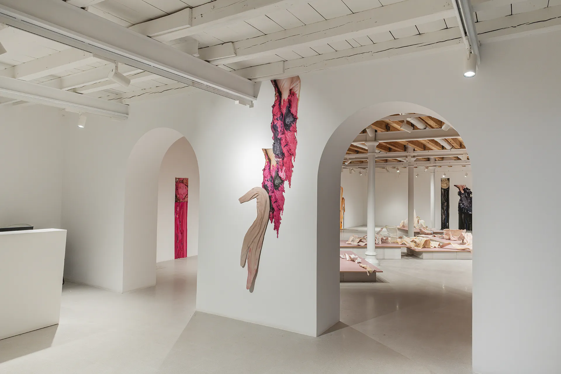 immagine per Liza Dieckwisch e Laura White, Installation view KNEAD, Fondazione Pastificio Cerere 2025. Courtesy Fondazione Pastificio Cerere. Credits: Carlo Romano.