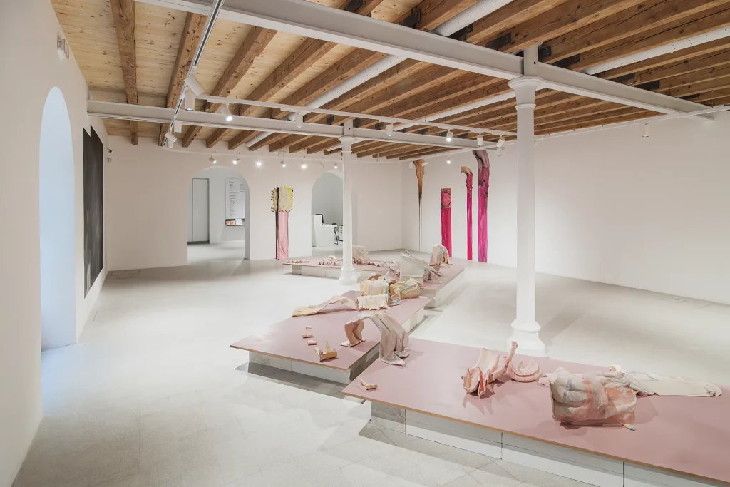 immagine per Laura White e Liza Dieckwisch, Installation view KNEAD, Fondazione Pastificio Cerere 2025. Courtesy Fondazione Pastificio Cerere. Credits: Carlo Romano.