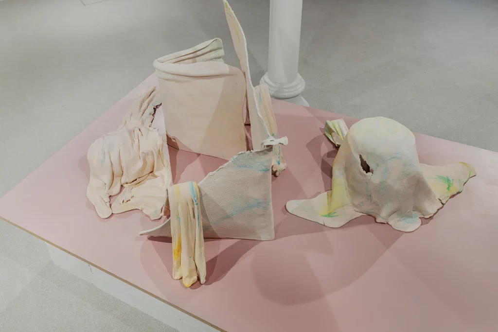 immagine per Laura White, KNEAD, 2025, impasto, colorante alimentare, MDF, vernice e blocchi di cemento. Installation view KNEAD, Fondazione Pastificio Cerere 2025. Courtesy Fondazione Pastificio Cerere. Credits: Carlo Romano.