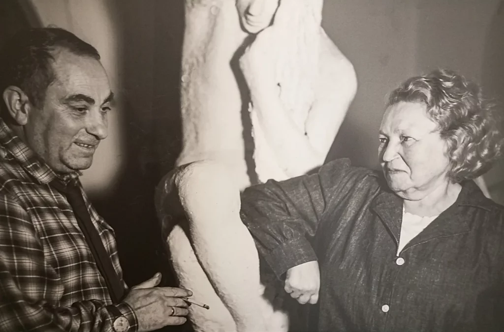 immagine per Mario e Antonietta davanti alla scultura Uomo in bagno - fotografia - Anni Cinquanta