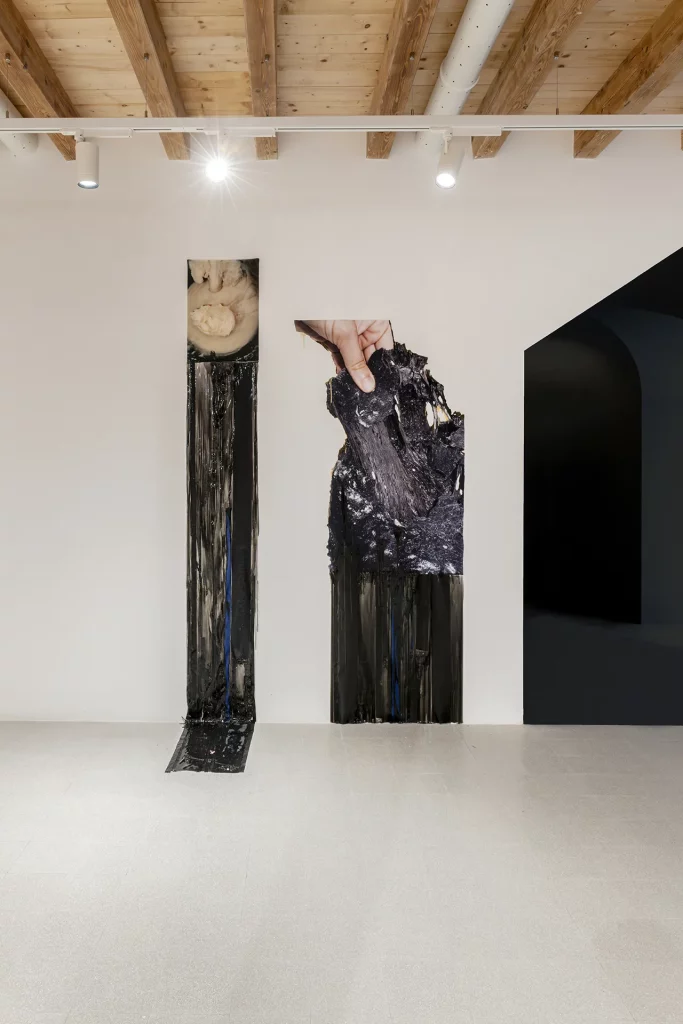immagine per Liza Dieckwisch, KNEAD, 2025, stoffa (stampata), silicone, pigmento, nastro. Installation view KNEAD, Fondazione Pastificio Cerere 2025. Courtesy Fondazione Pastificio Cerere. Credits: Carlo Romano.